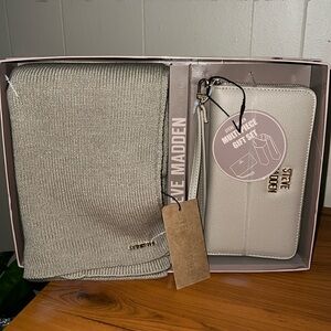Steve Madden Multi Piece Gift Set Scarf & Wallet NWT
